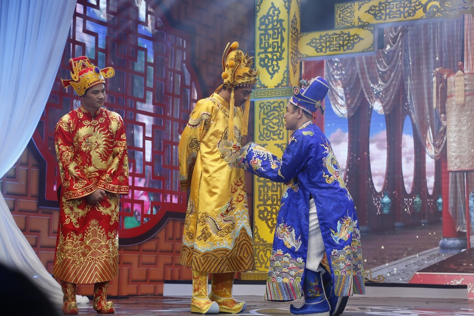 Bắc Đẩu gây “choáng” với trang phục “độc”, “lạ” trong Táo quân 2017 - 22 Trong Táo quân 2017, Ngọc Hoàng đã tỏ rõ sự cương quyết khi đưa ra những yêu cầu mới đối với các Táo.