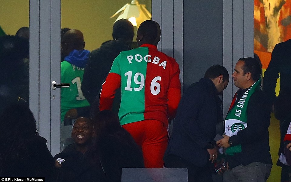 Nhìn lại chiến thắng của MU trên sân của St Etienne - 2
Mathias Pogba mang chiếc áo gồm một nửa là số áo của Florentin Pogba và một nửa là số áo của Paul Pogba. Nhà Pogba có ba cầu thủ và ở trận đấu giữa St Etienne và MU, hai anh em nhà Pogba sẽ đối đầu với nhau. Giống như ở lượt đi tại Old Trafford, Mathias đều tới xem để cổ vũ cho những người anh em