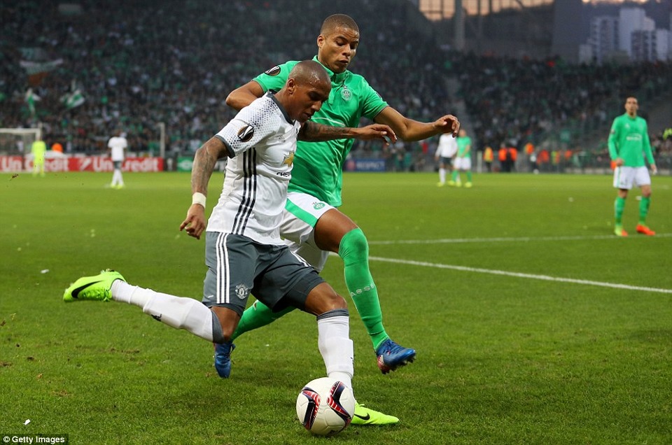 Nhìn lại chiến thắng của MU trên sân của St Etienne - 3
Young (trái) phá bóng trước sự áp sát của cầu thủ St Etiene. Cầu thủ người Anh có trận đấu thứ hai liên tiếp ra sân trong đội hình xuất phát của MU, anh đá ở vị trí hậu vệ cánh phải, vị trí không phải sở trường. Tuy nhiên, Young khá đá năng. Sở trường của cầu thủ này là là các vị trí tấn công cánh, nhưng anh đá được cả ở vị trí hộ công, hậu vệ biên. Thậm chí, Mourinho từng đẩy anh lên đá... tiền đạo cắm