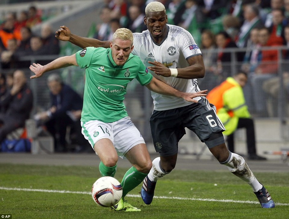 Nhìn lại chiến thắng của MU trên sân của St Etienne - 4
Pogba (phải) tranh bóng với Jordan Veretout (trái)