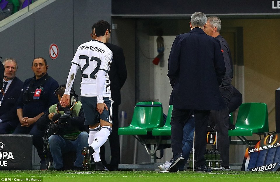 Nhìn lại chiến thắng của MU trên sân của St Etienne - 7
Mkhitaryan (trái) dính chấn thương phải rời sân ở phút 25