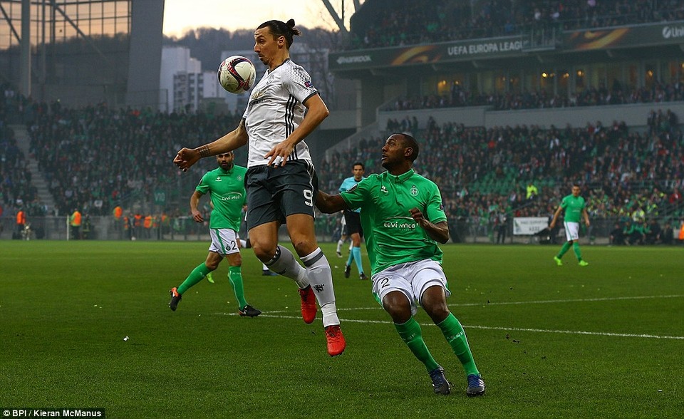 Nhìn lại chiến thắng của MU trên sân của St Etienne - 10
Ibra (trái) đỡ bóng trước sự áp sát của hậu vệ đối phương. Cầu thủ người Thụy Điển rất khát khao ghi bàn