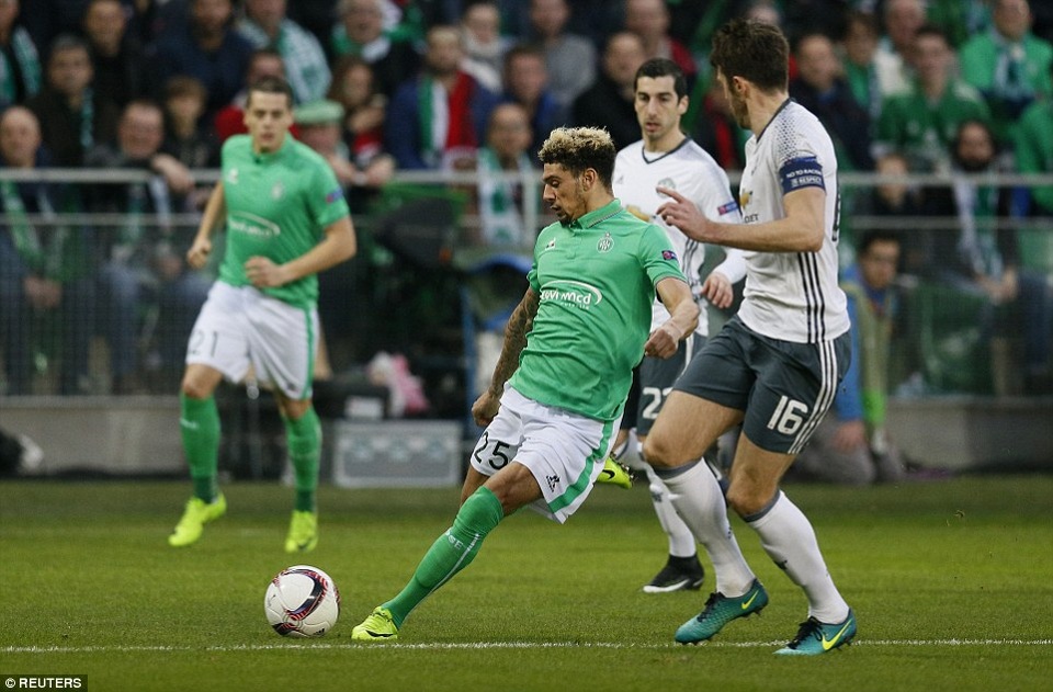 Nhìn lại chiến thắng của MU trên sân của St Etienne - 11
Kevin Malcuit (trái) thực hiện một cú sút nhưng không nguy hiểm cho MU. Các cầu thủ St Etienne chơi mờ nhạt hơn so với trận lượt đi, có lẽ việc thua 0-3 ở lượt đi khiến họ không còn động lực thi đấu