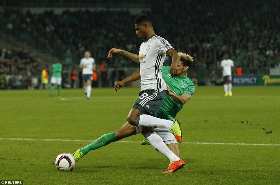 Nhìn lại chiến thắng của MU trên sân của St Etienne - 12
Rashford bứt tốc để vượt qua hậu vệ của đối phương. Tiền đạo người Anh dù thân hình cao lớn nhưng với sức bật của tuổi trẻ nên anh rất nhanh nhẹn