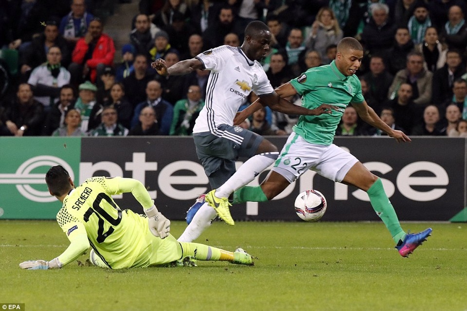 Nhìn lại chiến thắng của MU trên sân của St Etienne - 13
Romero (trái) trong một lần lao ra cản phá. Thủ thành người Argentina không phải làm việc nhiều ở trận này và anh cũng thi đấu rất chắc chắn. Ba trận liên tiếp gần nhất, Romero được bắt chính cho MU (đều là đấu trường Mourinho dành cho thủ thành này), anh đều chơi tốt