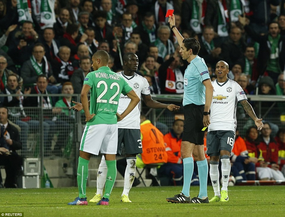 Nhìn lại chiến thắng của MU trên sân của St Etienne - 14
Phút 62, Bailly nhận thẻ đỏ sau khi phải nhận thẻ vàng thứ hai. Một tình huống mà trọng tài nhận định sai