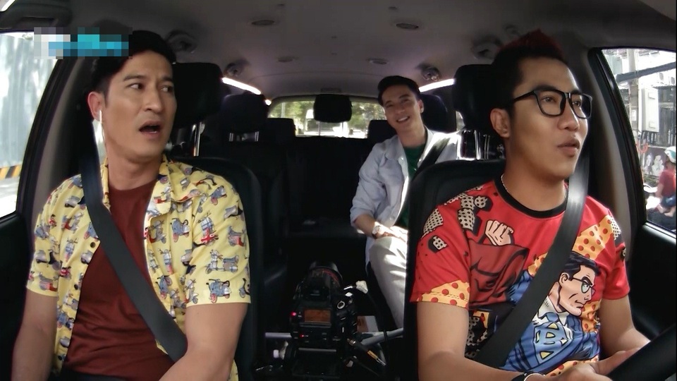 ST ấp úng đánh trống lảng về nghi án cặp kè Ninh Dương Lan Ngọc - 1 Là khách mời tham gia talkshow “Taxi show”, sau khi cùng nhau trải qua trò chơi khởi động, ST bắt đầu chia sẻ những câu chuyện về đời về nghề cùng Huy Khánh và Hoàng Rapper.