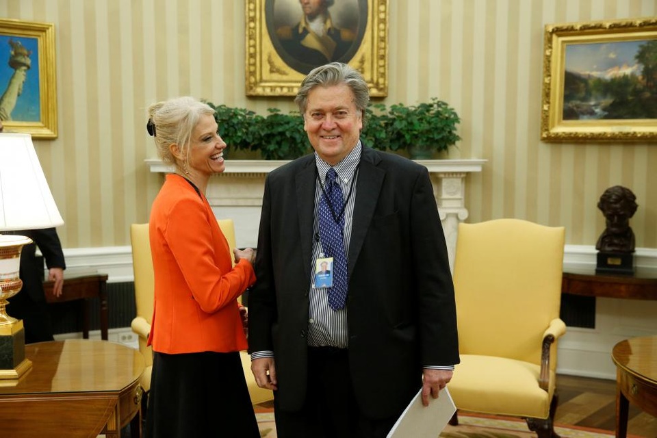Lộ diện "cánh tay phải" của Tổng thống Trump - 6
Ông Bannon được cho là đứng sau hầu hết các quyết sách của tân Tổng thống Trump.