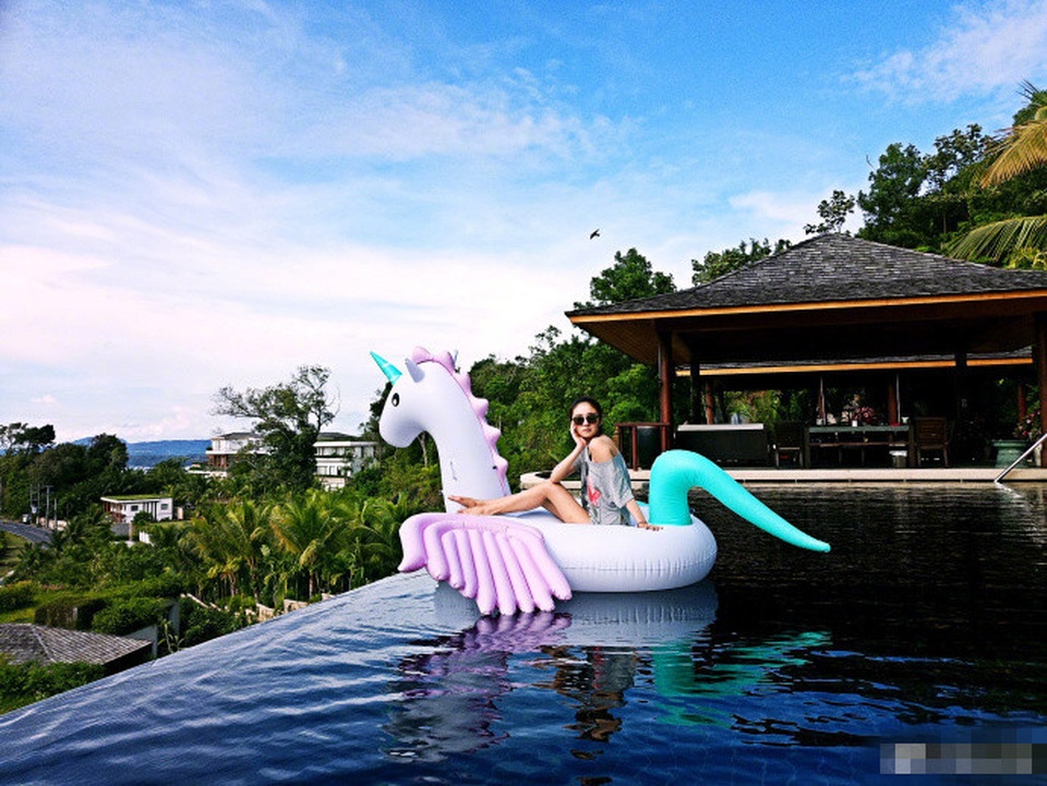 Cuộc sống “trong mơ” của An Dĩ Hiên sau đám cưới với đại gia Macau - 6
Không chỉ khiến đồng nghiệp ghen tị với đám cưới hoành tráng và tốn kém tại Hawaii, Mỹ hồi tháng 6 vửa rồi với sự góp mặt của đông đảo bạn bè trong làng giải trí, An Dĩ Hiên còn tự hào vì được ông xã hết mực cưng chiều sau đám cưới.