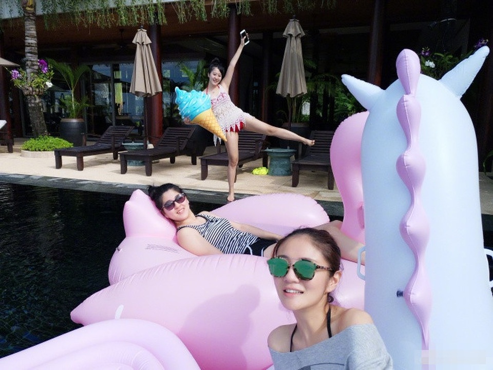 Cuộc sống “trong mơ” của An Dĩ Hiên sau đám cưới với đại gia Macau - 3
An Dĩ Hiên vừa có một kỳ nghỉ ngắn bên các cô bạn gái tại một khu resort cao cấp. Cuộc sống của cô từ sau khi kết hôn vào tháng 6/2017 vừa rồi trở nên khép kín. Người đẹp dường như biến mất khỏi các sự kiện của làng giải trí để tận hưởng cuộc sống vợ chồng son.