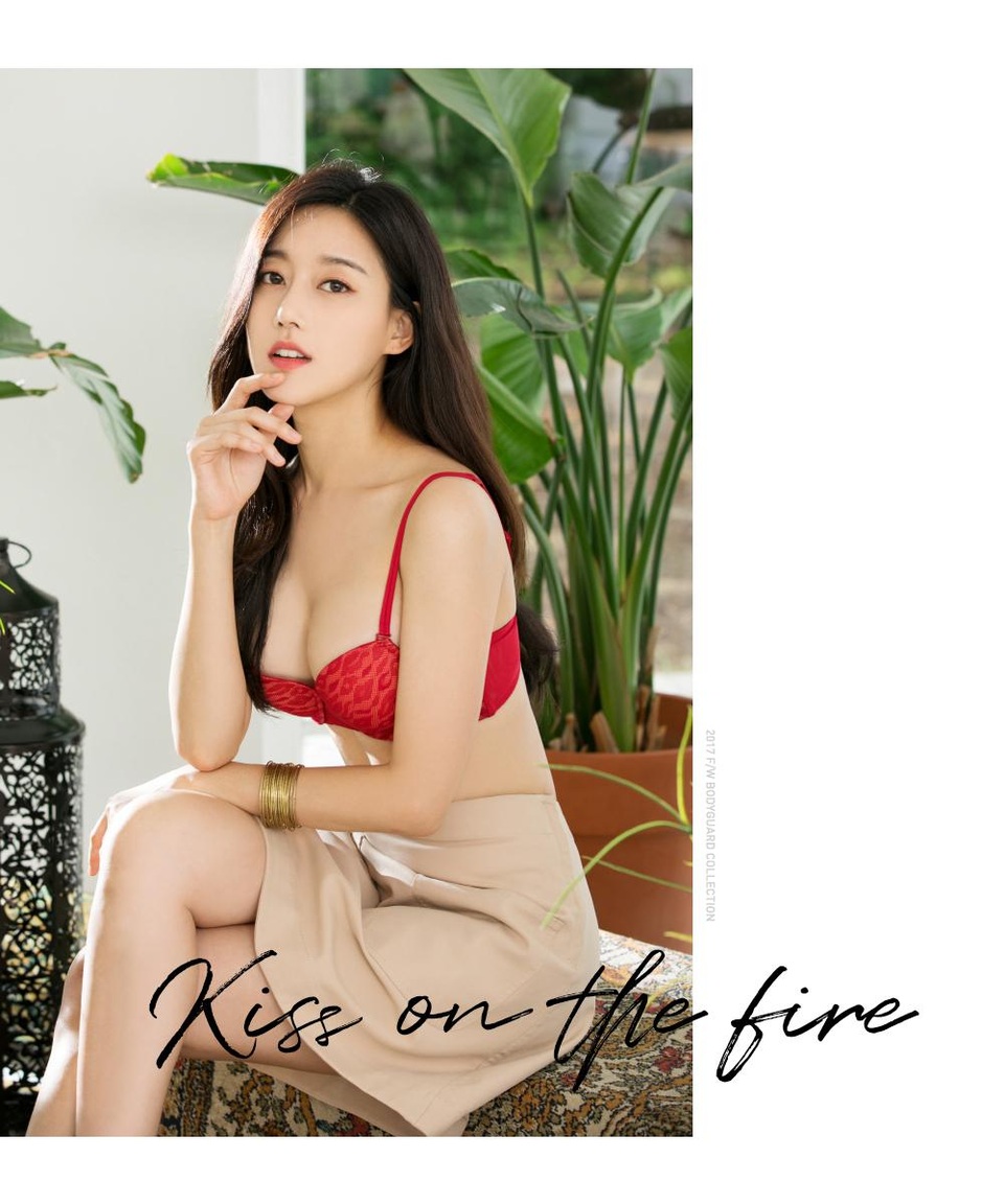 Cựu thành viên của nhóm Rainbow đẹp "không tì vết" với "nội y" - 1
Loạt ảnh vói nội y của SeungAh đang khiến cư dân mạng tại châu Á phát sốt. Với lợi thế là chiều cao cùng vòng một đầy đặn, người đẹp thế hệ 9x đã có những bức ảnh rất gợi cảm.