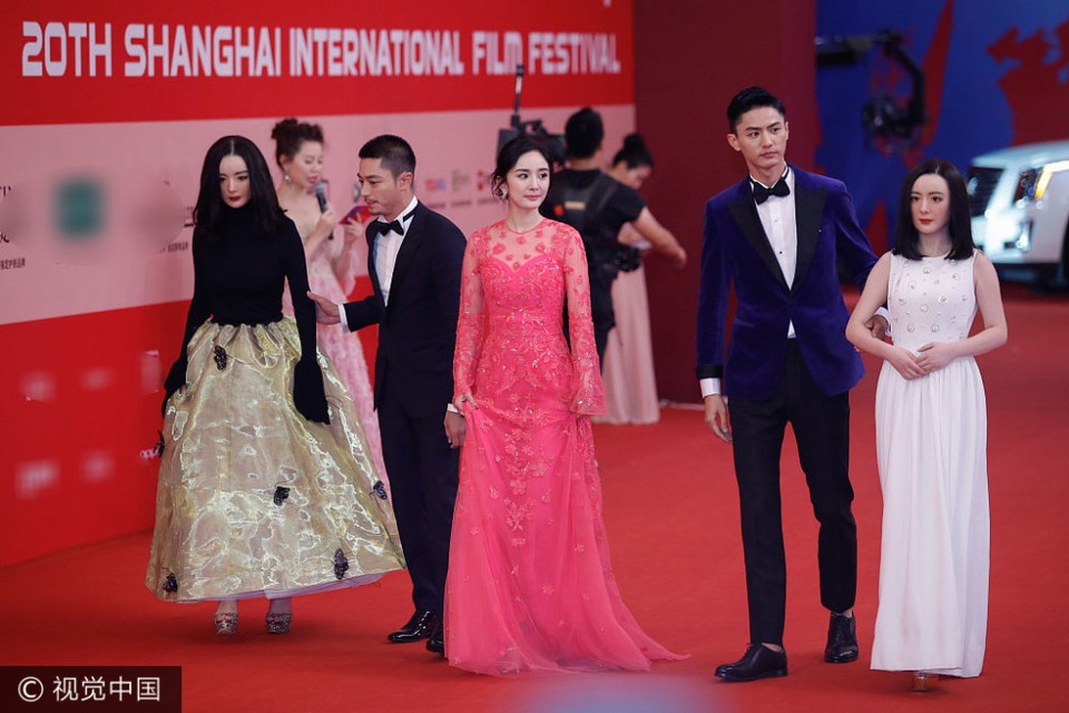 
Dương Mịch thay sang váy hồng để tham dự một sự kiện khác.
