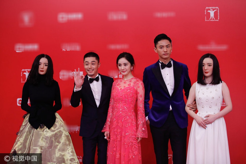 
Cô tạo dáng cùng nam diễn viên Hoắc Kiến Hoa.
