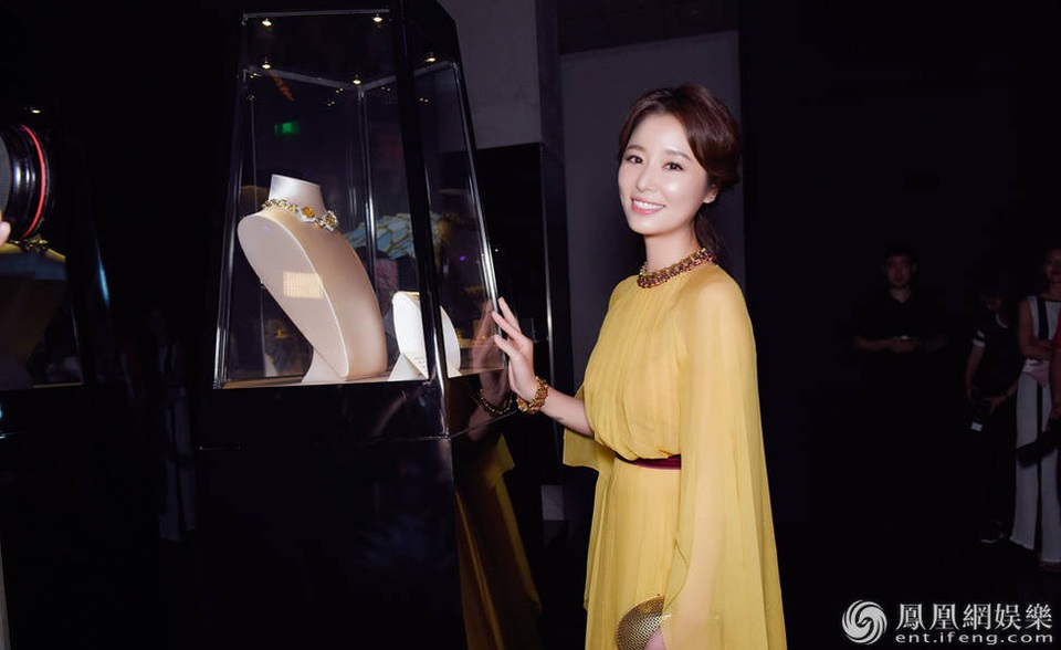 Dàn mỹ nhân Hoa ngữ đọ dáng trong sự kiện thời trang - 7
Lâm Tâm Như khoe làn da mịn màng và dáng vẻ tươi trẻ của mình.