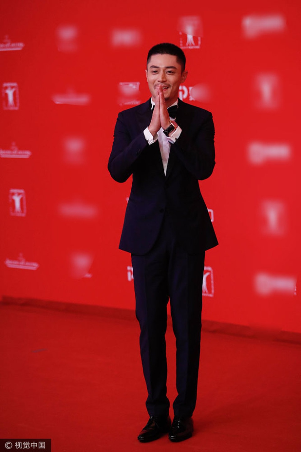 
Hoắc Kiến Hoa cúi chào khán giả.
