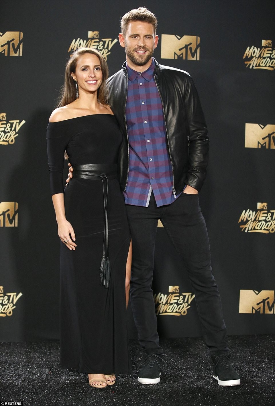 Nghẹt thở với váy áo của mỹ nhân tại lễ trao giải MTV điện ảnh 2017 - 10
Nick Viall và vợ tương lai - Vanessa Grimaldi