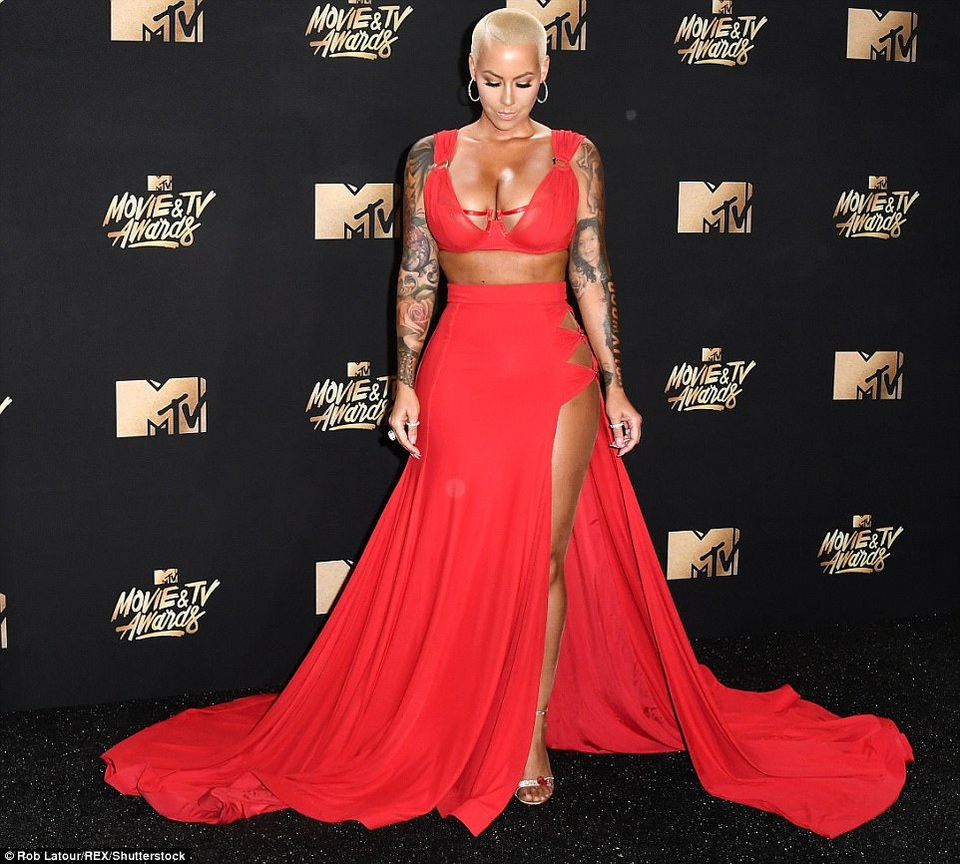 Nghẹt thở với váy áo của mỹ nhân tại lễ trao giải MTV điện ảnh 2017 - 4 Nghẹt thở với váy áo của mỹ nhân tại lễ trao giải MTV điện ảnh 2017 - 4