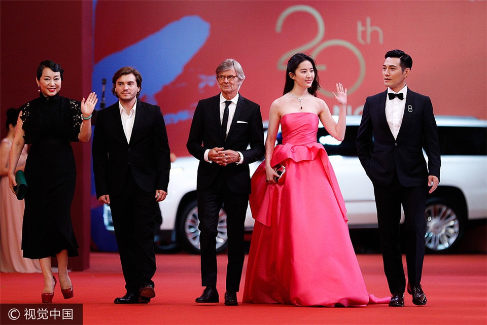 
Lưu Diệc Phi diện đầm dạ hội màu hồng khoe vai trần nõn nà.
