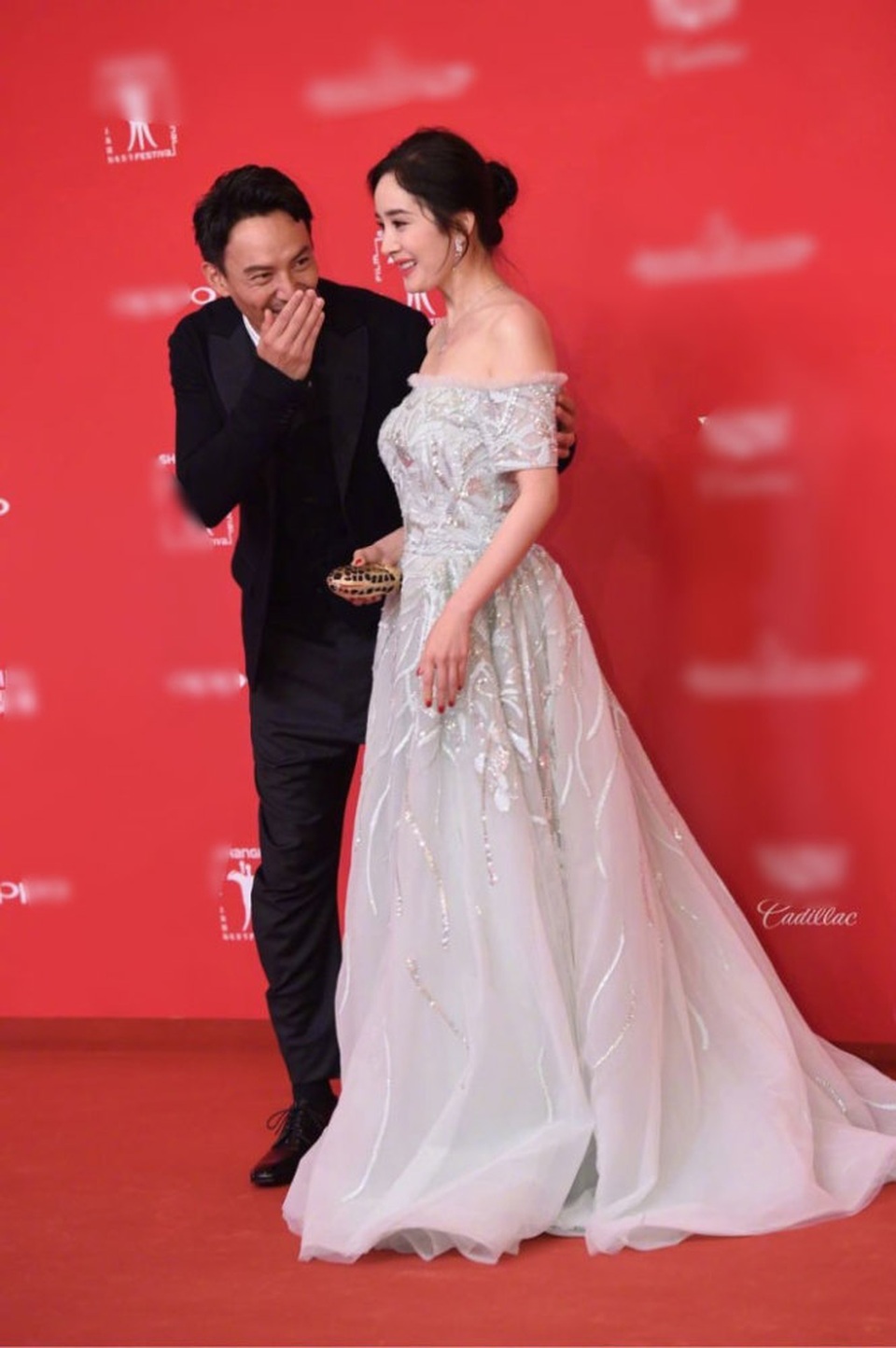 
Cô vui vẻ tạo dáng cùng đồng nghiệp Trương Trấn.
