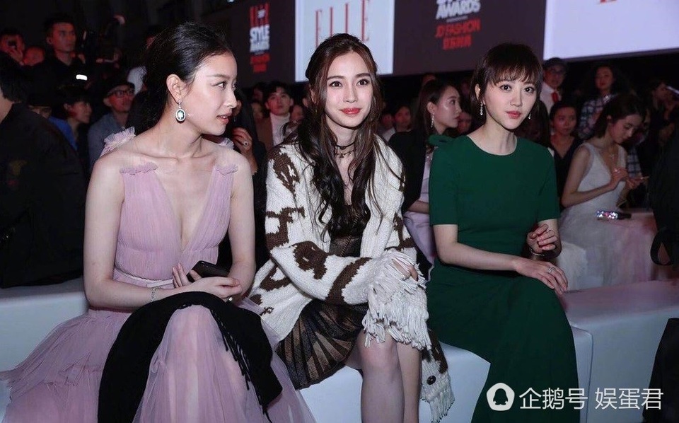 "Gái một con" Angelababy hoá công chúa, đọ sắc cùng dàn sao Hoa ngữ - 18
Angelababy trò chuyện thân thiết với Nghê Ni