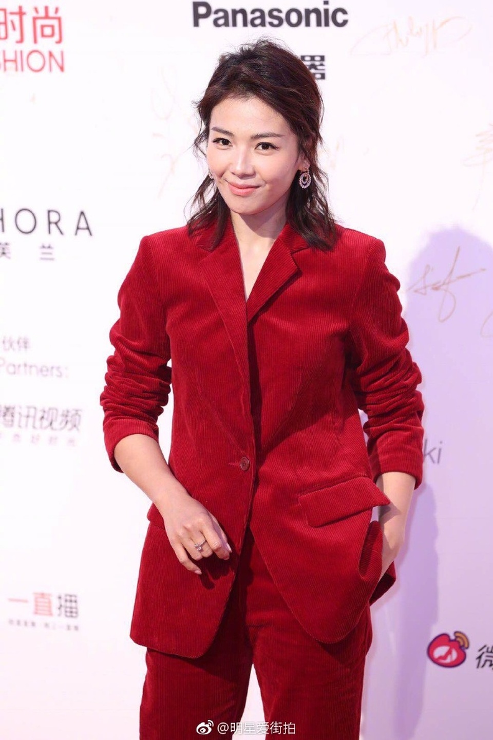 "Gái một con" Angelababy hoá công chúa, đọ sắc cùng dàn sao Hoa ngữ - 12
Nàng A Châu Lưu Đào cá tính với vest nhung màu đỏ rực rỡ.