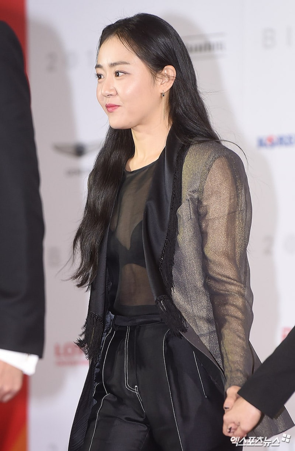 Mỹ nhân xứ Hàn hội tụ trong đêm khai mạc LHP quốc tế Pusan 2017 - 20
Moon Geun Young táo bạo với áo xuyên thấu.