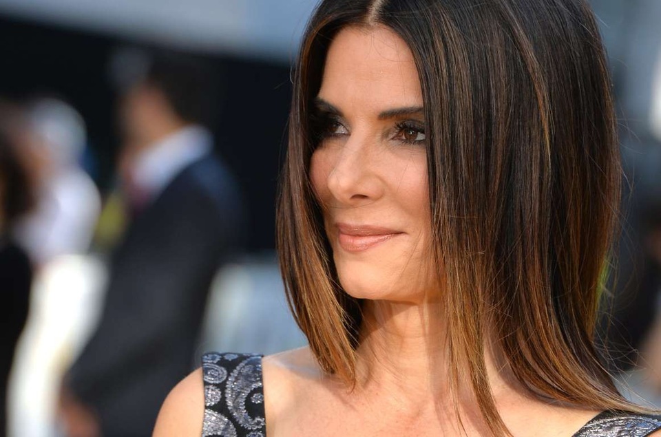 Những siêu sao nhận cát-sê không dưới 1 triệu đô la Mỹ - 9
Nữ diễn viên Hollywood - Sandra Bullock là một trong những ngôi sao kiếm tiền nhiều nhất thế giới. Với vai diễn trong bộ phim Crash (2004), cô kiếm được khoảng 50 triệu USD và 8 triệu USD cho vai diễn đáng yêu trong The Proposal (2009). Từ năm 2013, cát-sê của Sandra tăng lên đáng kể. Được biết, số tiền mà ngôi sao xinh đẹp và thông minh này nhận được cho vai diễn trong Gravity là khoảng 70 triệu USD. Tờ Hollywood Reporter đưa Sandra vào danh sách những nữ diễn viên được trả cát-sê hậu hĩnh nhất thế giới.