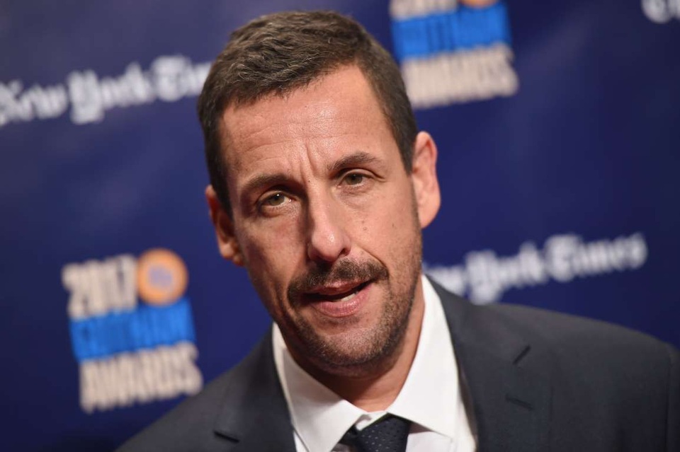 Những siêu sao nhận cát-sê không dưới 1 triệu đô la Mỹ - 15
Nam diễn viên Adam Sandler là một ngôi sao có mối quan hệ thân thiết với fan và cũng là ngôi sao đòi hỏi cát-sê cao nhất tại Hollywood. Được biết, Adam sẽ không nhận lời tham gia các dự án nếu cát-sê tối thiểu không phải là 15 triệu USD.