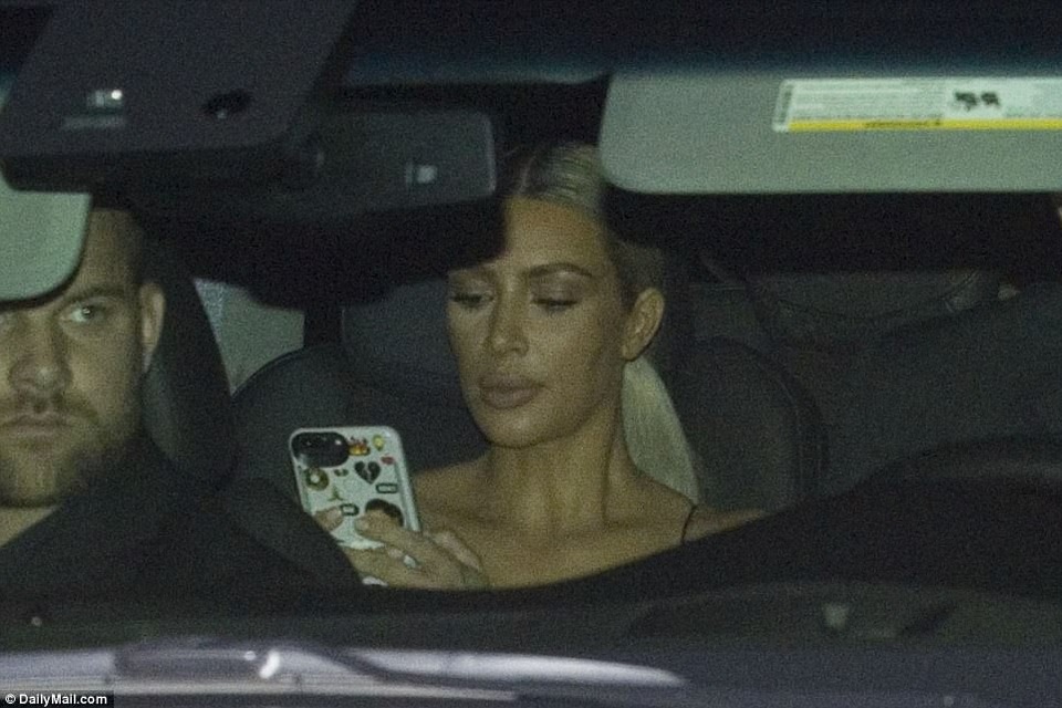 Dàn sao Hollywood tham dự lễ cưới của nữ hoàng quần vợt Serena Williams - 3
Kim Kardashian tới dự đám cưới cùng vài người bạn.
