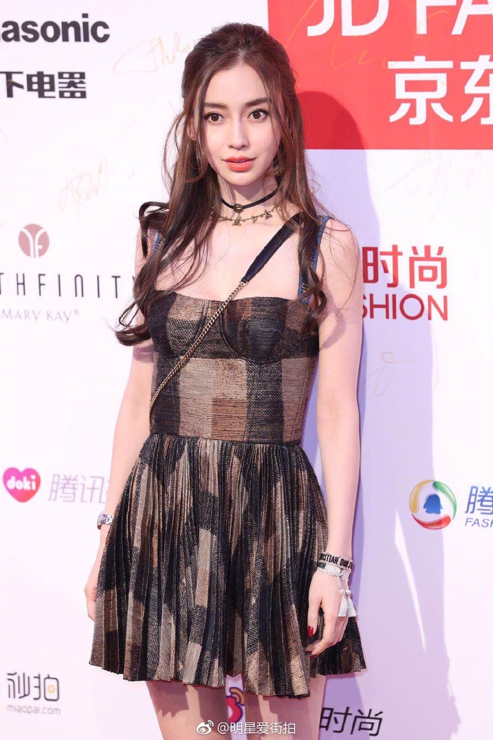 "Gái một con" Angelababy hoá công chúa, đọ sắc cùng dàn sao Hoa ngữ - 1
Angelababy hoá thân thành nàng công chúa xinh đẹp nhưng khá lạ lẫm tại sự kiện tối 13/10.