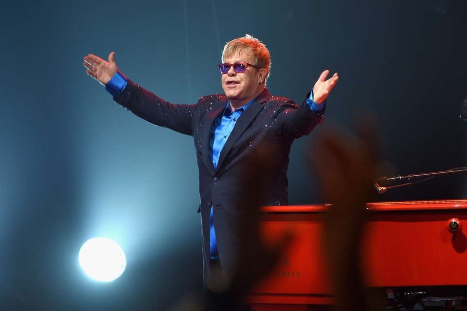 Những siêu sao nhận cát-sê không dưới 1 triệu đô la Mỹ - 3
Số tiền mà Elton John nhận được cho một show diễn vào khoảng 1,5 triệu tới 2 triệu USD.