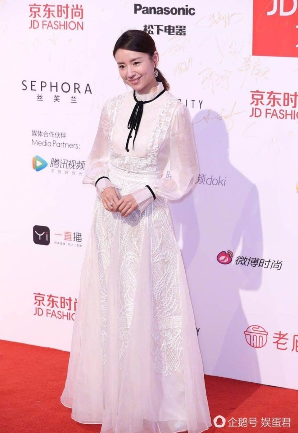 "Gái một con" Angelababy hoá công chúa, đọ sắc cùng dàn sao Hoa ngữ - 15
Đổng Khiết
