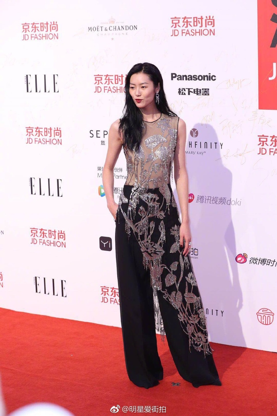 "Gái một con" Angelababy hoá công chúa, đọ sắc cùng dàn sao Hoa ngữ - 7
Siêu mẫu Liu Wen nổi tiếng của Trung Quốc rất sành điệu và sang chảnh với jumpsuit cách điệu.
