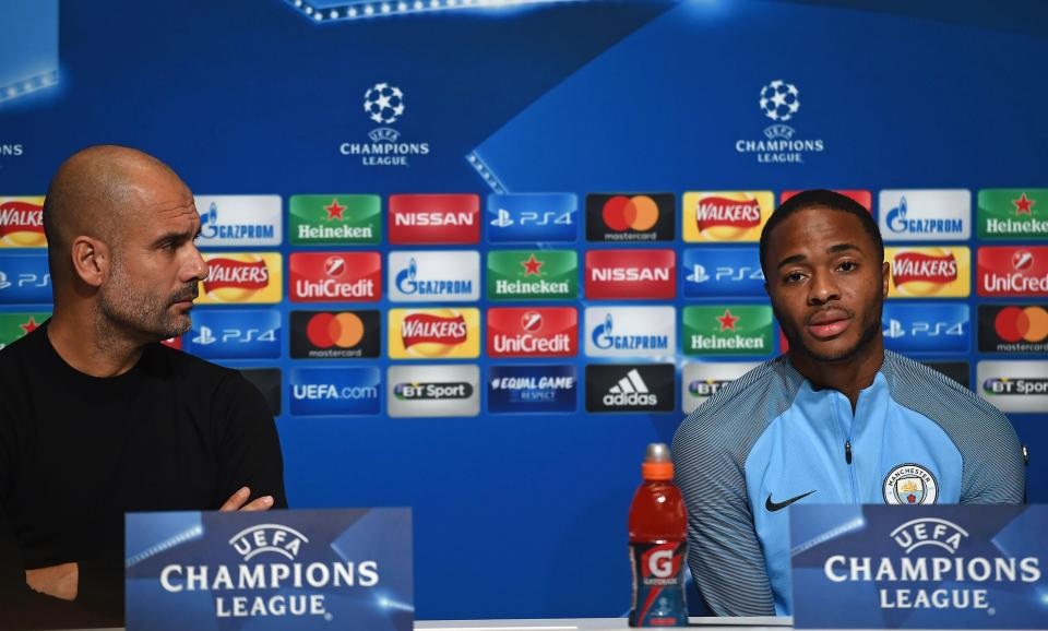 Từ chối Arsenal, Sterling khẳng định muốn phát triển ở Man City - 1
Sterling (phải) tham dự họp báo cùng Guaridola