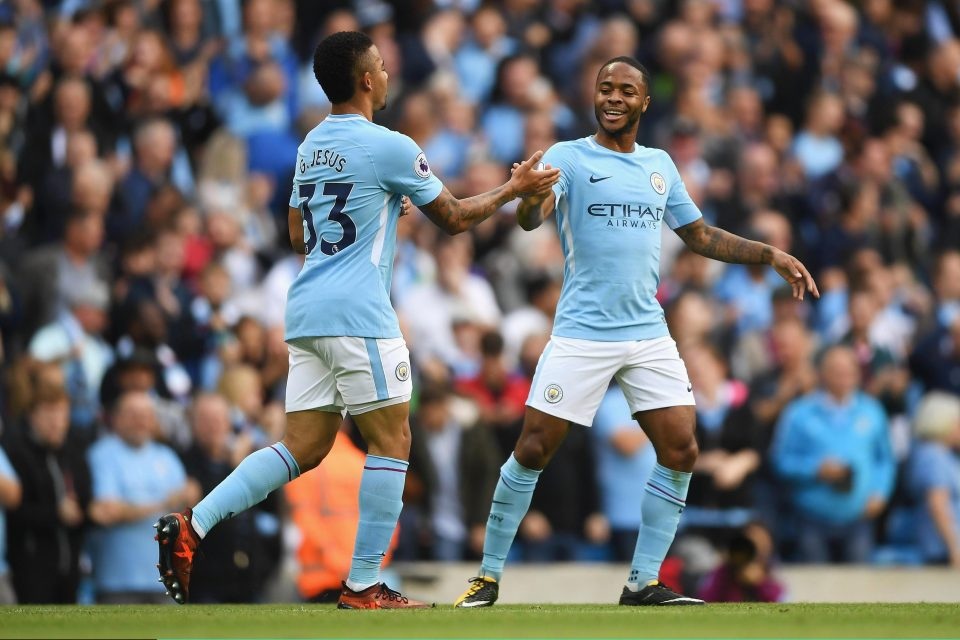 Từ chối Arsenal, Sterling khẳng định muốn phát triển ở Man City - 2
Sterling (phải) có sáu bàn tại Premier League, ngang bằng các tiền đạo như Aguero hay Jesus