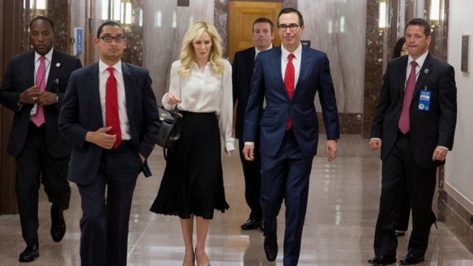 Bộ trưởng Tài chính Mỹ hỏi mượn máy bay chính phủ đi trăng mật - 1
Bộ trưởng Steven Mnuchin (thứ 2 từ phải sang) và bà Louise Linton (áo trắng) mới kết hôn hồi tháng 6 (Ảnh: Getty)