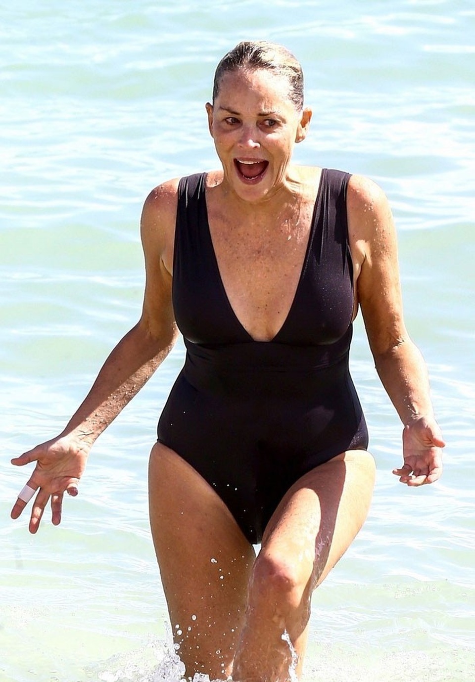 Mỹ nhân "Bản năng gốc" trông thế nào ở tuổi 59? - 6
Sharon Stone đi tắm biển, ngày 5/11. Bà tự tin với gương mặt không trang điểm và chẳng ngại khi giới săn tin hướng ống kính về phía mình chộp những khoảnh khắc đời thường nhất của bà.