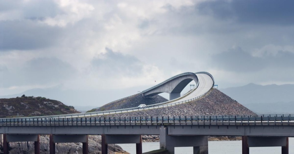 
Vẻ đẹp của cầu say rượu
