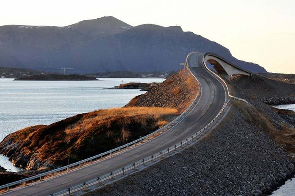 Cây cầu sở hữu những khúc cua, đoạn cong uốn lượn ấn tượng