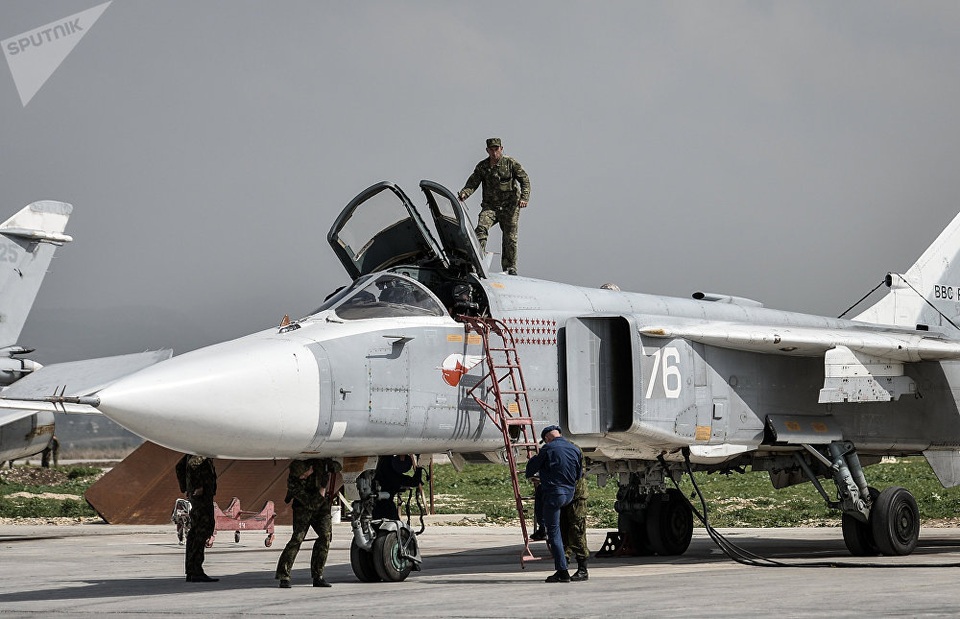 50 năm sải cánh của “huyền thoại” Su-24 Nga - 1 Sukhoi Su-24 là máy bay ném bom chiến thuật 2 chỗ ngồi, có thể hoạt động trong mọi điều kiện thời tiết và làm việc cả ngày lẫn đêm. Đây là là mẫu máy bay được Nga phát triển để làm đối trọng với máy bay chiến đấu đa nhiệm USAF F-111 của Mỹ. Trong ảnh: Một chiếc Sukhoi Su-24 chuẩn bị cất cánh từ căn cứ không quân Hmeimim ở Lattakia, Syria.