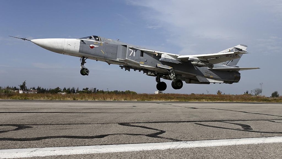 Dàn máy bay chiến đấu của Nga "làm mưa làm gió" trên chiến trường Syria - 6
Su-24 là máy bay siêu âm, 2 động cơ, có thể tấn công trong mọi loại thời tiết. Máy bay có 2 chỗ ngồi dành cho 1 phi công và 1 sĩ quan điều khiển hệ thống vũ khí. Su-24 có khả năng mang 8,8 tấn tên lửa không đối không và không đối đất. Vũ khí chính của Su-24 là súng 23mm GSh-23 với 500 viên đạn. Kể từ khi ra đời vào năm 1967, Nga đã cải tiến Su-24 nhiều lần với những nâng cấp với hệ thống màn hình đa năng tiên tiến và khả năng tích hợp vũ khí dẫn đường. (Ảnh: Reuters)
