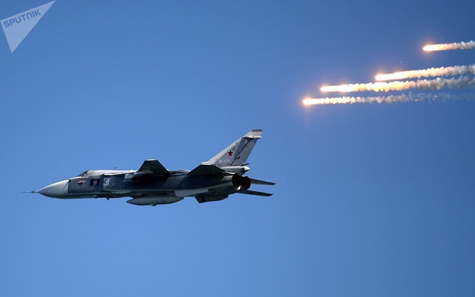 50 năm sải cánh của “huyền thoại” Su-24 Nga - 3 Sukhoi Su-24 là mẫu máy bay tấn công chiến thuật đầu tiên của Liên Xô được trang bị hệ thống định vị và tấn công kỹ thuật số tích hợp. Trong ảnh: Một chiếc Su-24 trình diễn tại lễ kỷ niệm Ngày Hải quân Nga ở Sevastopol.