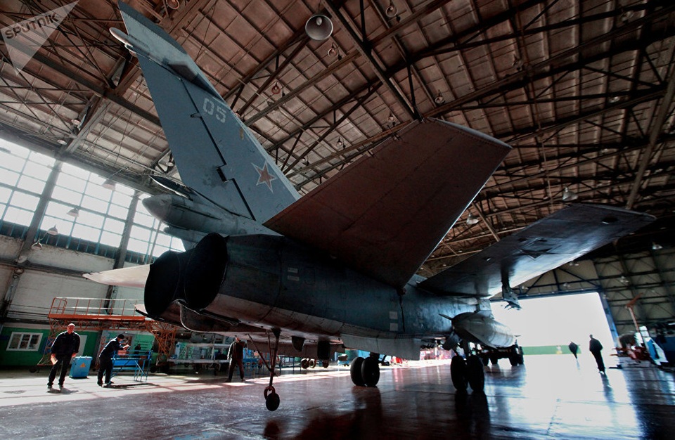 50 năm sải cánh của “huyền thoại” Su-24 Nga - 6 Cục Thiết kế Sukhoi bắt đầu quá trình nâng cấp dòng máy bay chiến đấu Su-24 vào đầu những năm 1970, sau đó dự án thí điểm để trang bị tính năng tiếp nhiên liệu trên không cho Su-24 bắt đầu được phát triển từ năm 1971. Việc đưa vào sản xuất mẫu máy bay nâng cấp của Sukhoi Su-24, với tên gọi Su-24M, được bắt đầu vào năm 1979. Trong ảnh: Một chiếc Su-24 Fencer tại nhà máy sửa chữa máy bay số 322 ở vùng lãnh thổ Primorye của Nga.