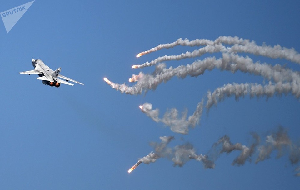 50 năm sải cánh của “huyền thoại” Su-24 Nga - 7 Phụ thuộc vào từng nhiệm vụ, tốc độ và tải trọng, phạm vi hoạt động hiệu quả của Su-24M nằm trong khoảng từ 600-1.200 km. Theo nhận định của các chuyên gia, khả năng tác chiến hiệu quả của Su-24M lớn hơn từ 1,5-2 lần so với phiên bản Su-24 đời cũ. Trong ảnh: Su-24 trình diễn tại lễ kỷ niệm Ngày Hải quân Nga ở Sevastopol.