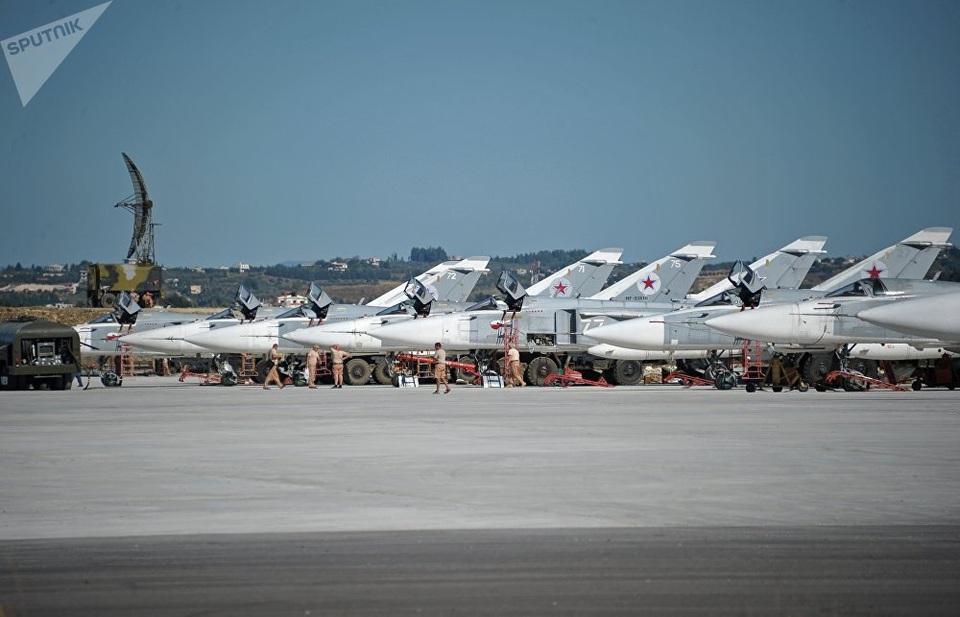 50 năm sải cánh của “huyền thoại” Su-24 Nga - 10 Hiện Nga đang triển khai 11 máy bay Su-24M/M2 tại căn cứ không quân Hmeymim, phục vụ cho các chiến dịch chống khủng bố ở Syria. Trong ảnh: Các máy bay Su-24 tại căn cứ không quân Hmeymim.