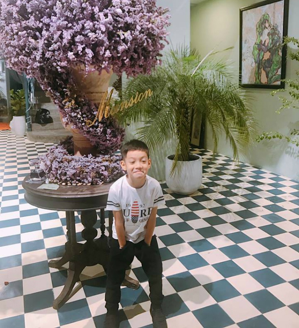Hari Won - Trấn Thành kỷ niệm 500 ngày yêu; Hà Hồ trở lại làm người mẫu - 13 Subeo được mẹ Hà dẫn cửa hàng hoa để chuẩn bị cho ngày sinh nhật sắp tới. Hà Hồ chia sẻ: “Cậu ghé qua công ty của mẹ để đặt tiệc sinh nhật sắp tới của cậu. Yêu cầu nhức cả đầu!”