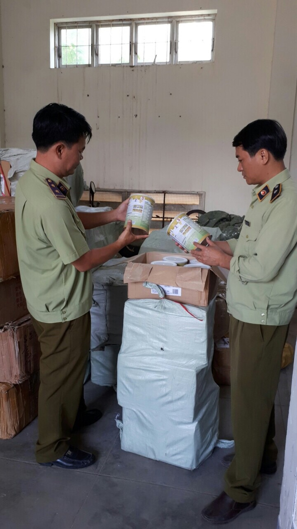 Thu giữ hơn 720 hộp sữa bột trẻ em hết hạn đang trên đường vào TP.HCM tiêu thụ - 2 Số hộp sữa hết hạn bị bắt giữ