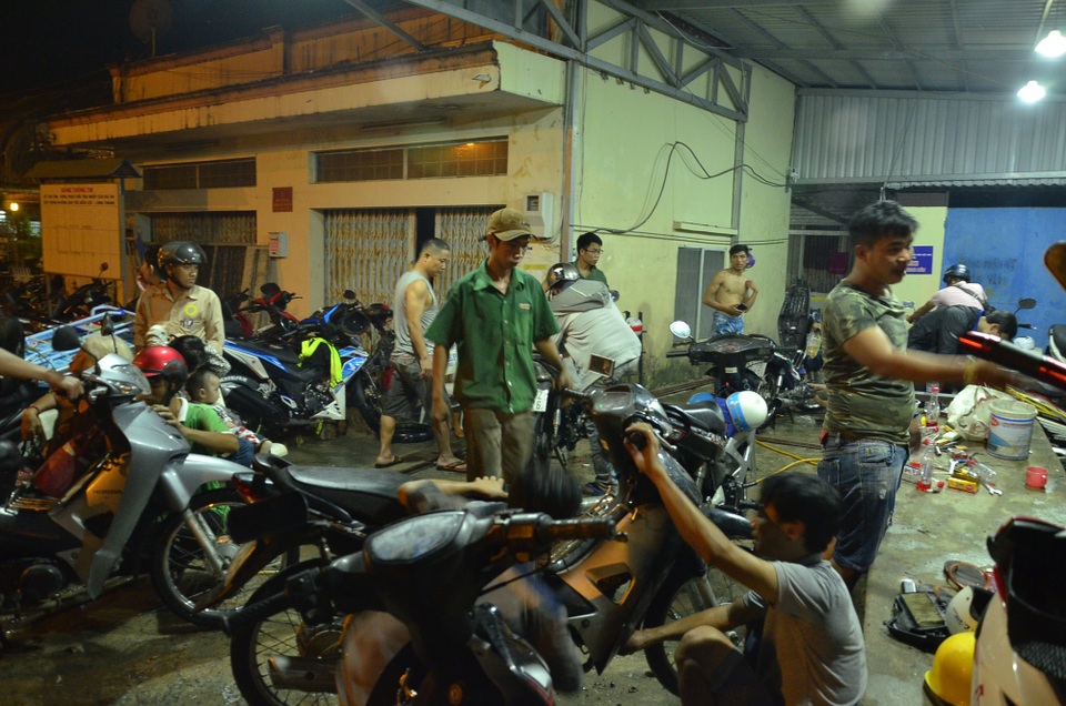 Cao điểm tại đây có hơn 10 thợ sửa xe làm việc liên tục để khởi động lại xe cho bà con.