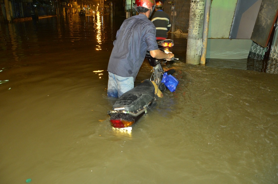Càng về tối thì tình trạng xe chết máy càng nhiều