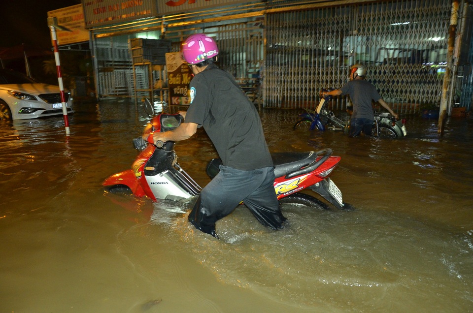 Nhóm thợ sửa miễn phí hàng trăm xe chết máy do đường ngập - 2